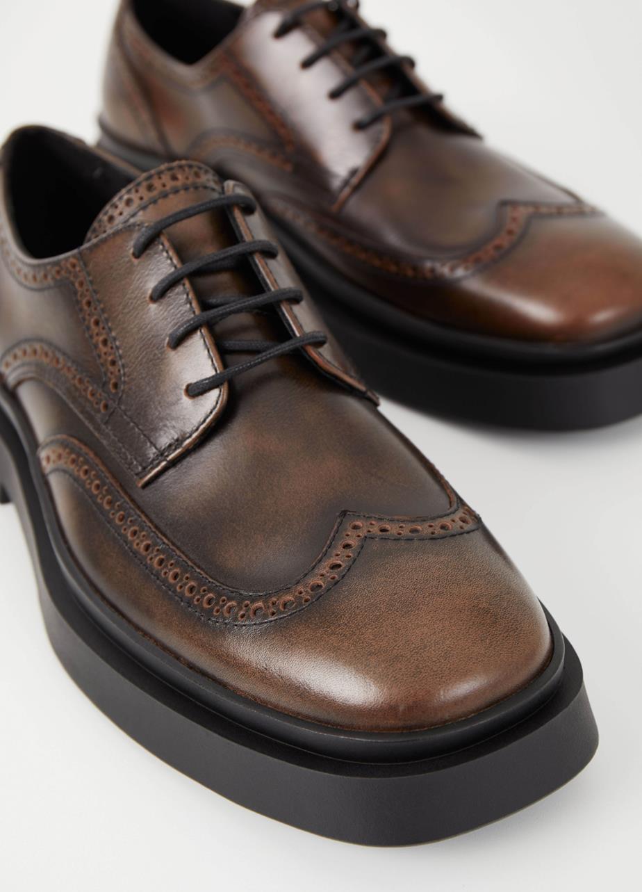 Brogue shoes in brown brush-off finish, with classic brogue details, black lacing and solid outsole.