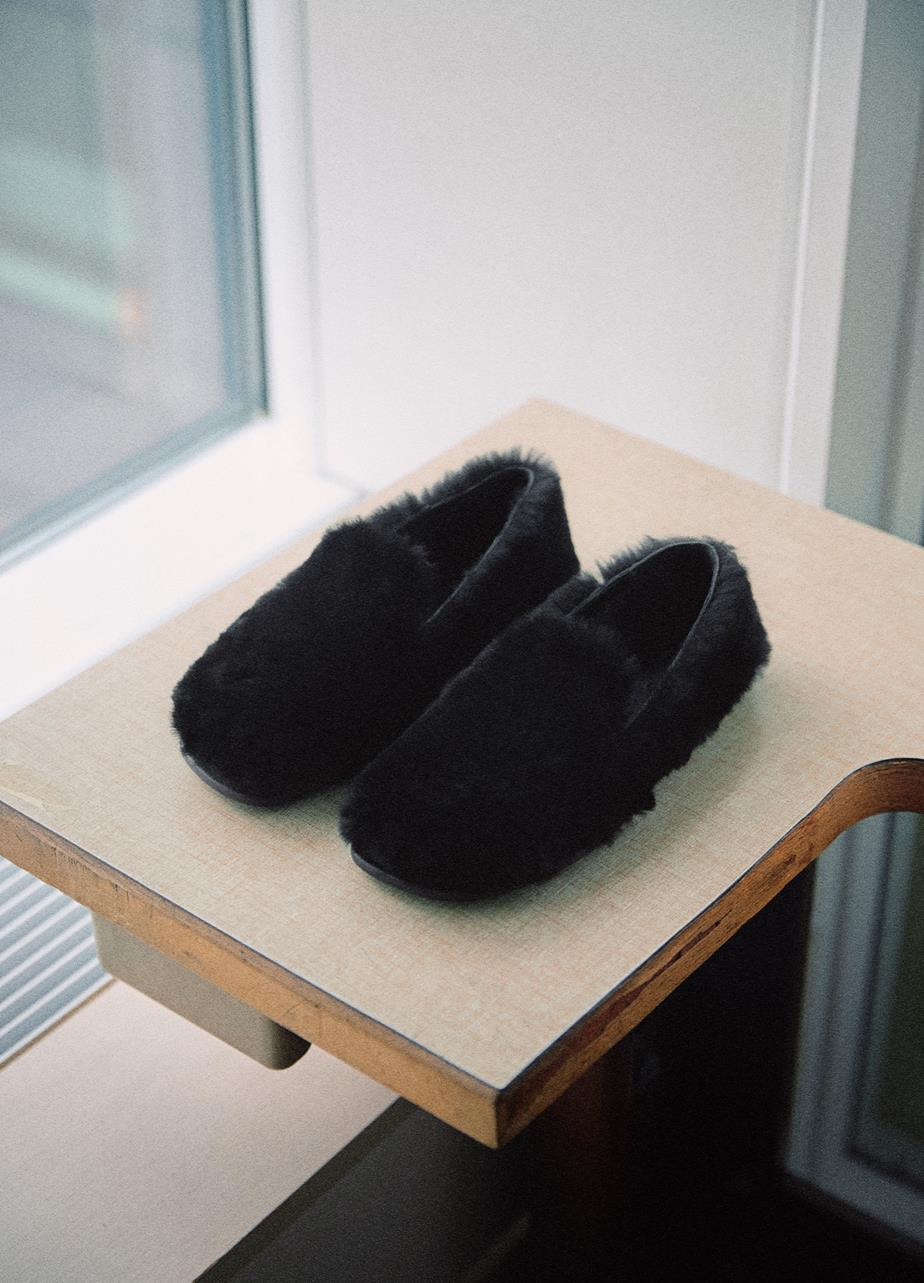 Sammie loafer in black shearling
