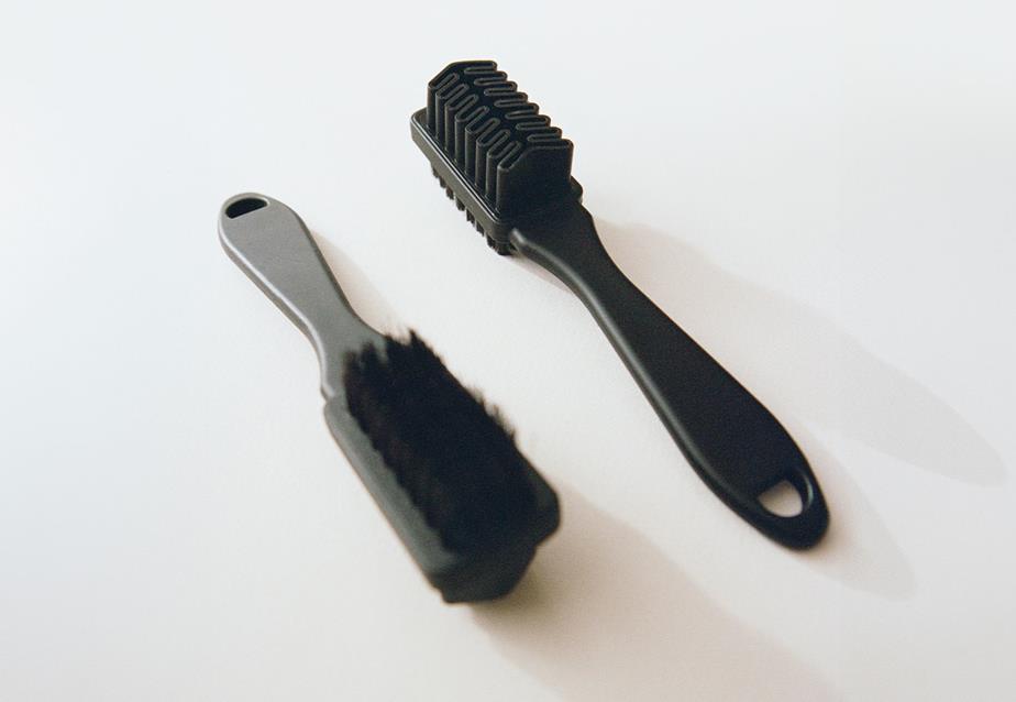 Deux brosses noires pour nubuck sur fond blanc