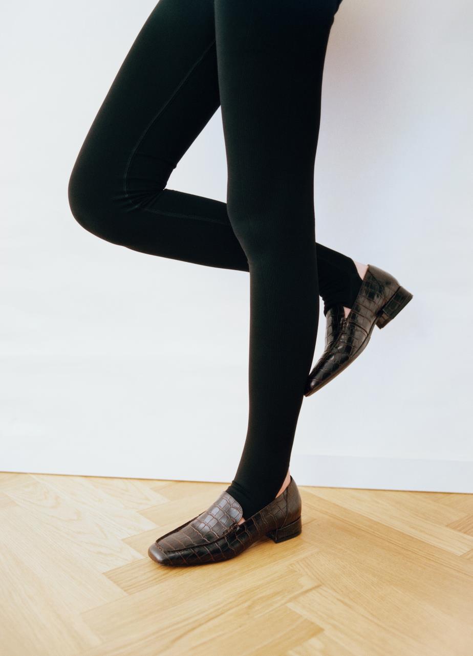 Debbi loaferit Tummanruskea kohokuvioitu nahka