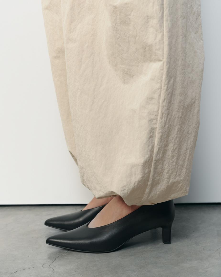 Livia pumps in black and beige