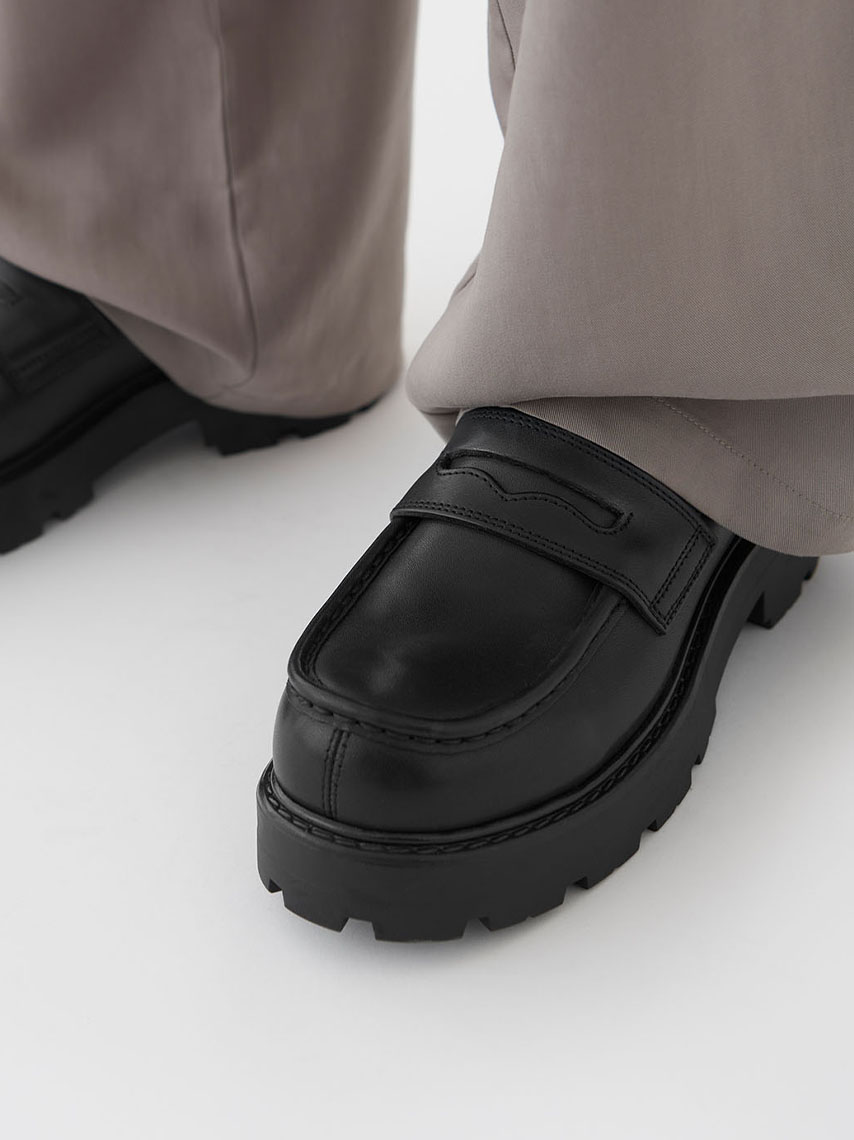 Detailný pohľad na loafers Cosmo 2.0 z bordovej kože so strapcami