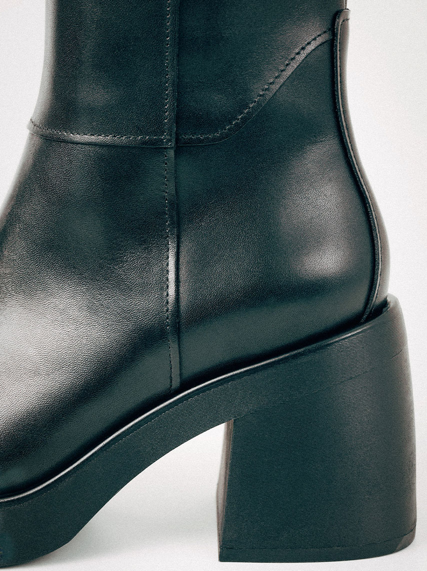 Leather boot in black.