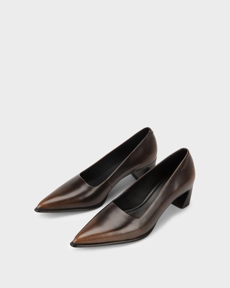 Ilona pumps Bruin, Brush Off