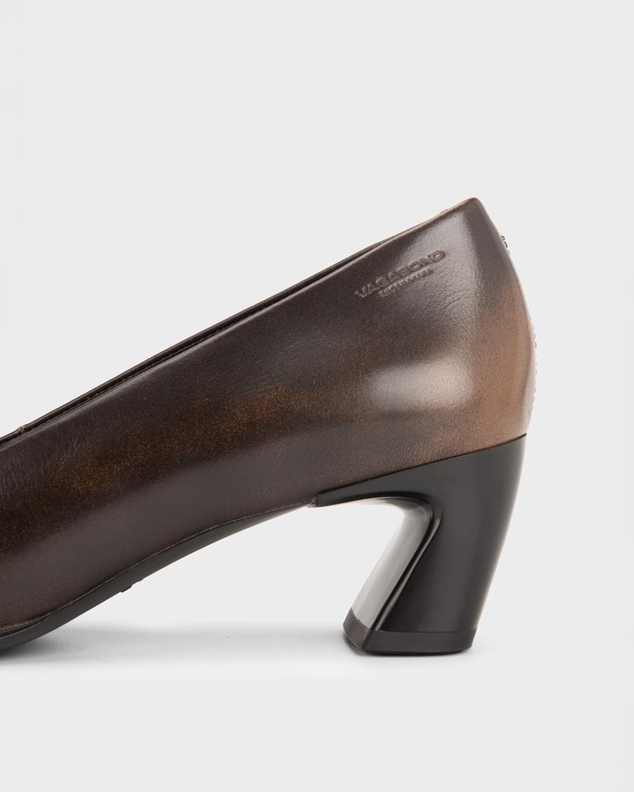 Ilona pumps Bruin, Brush Off