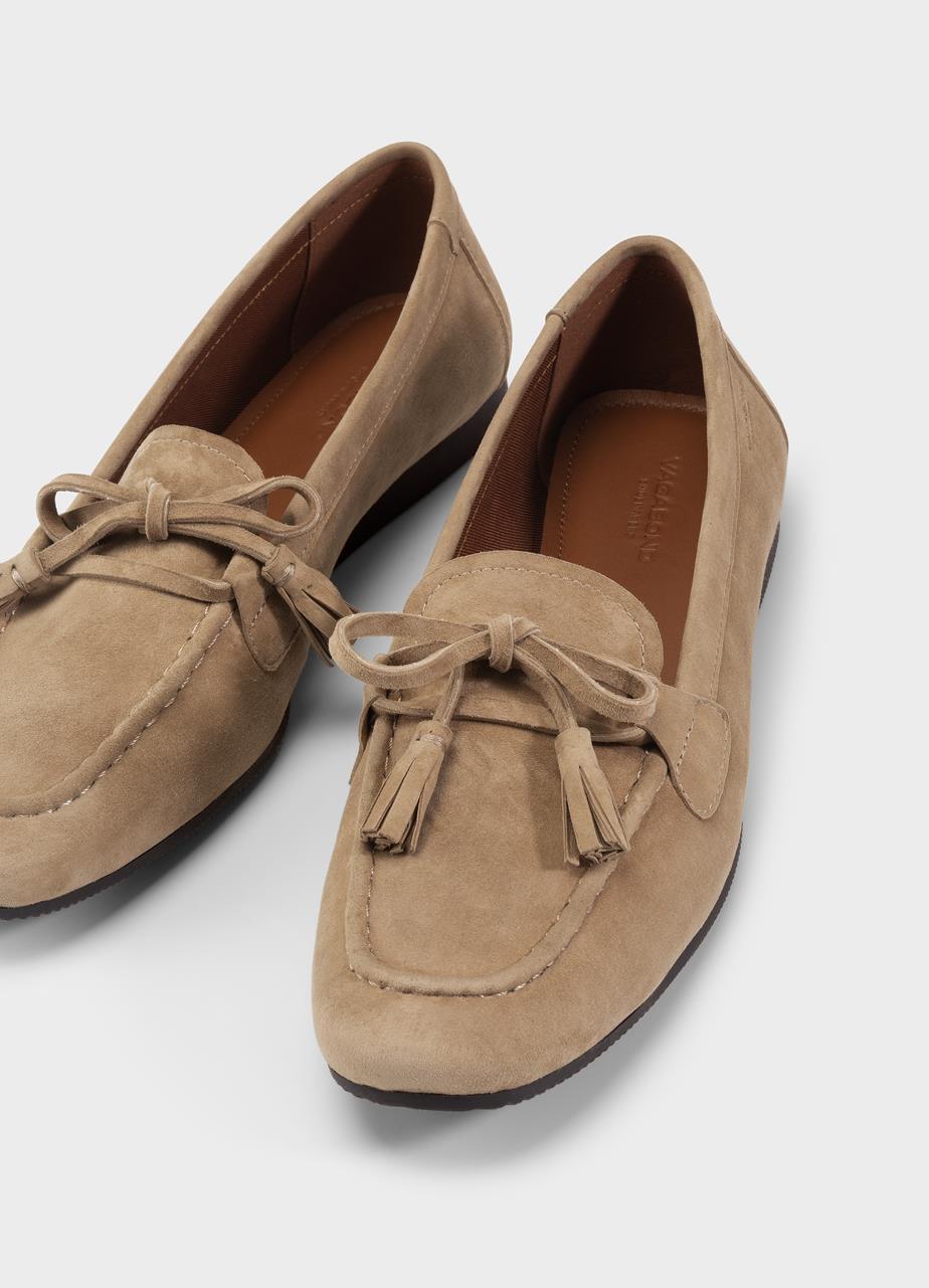 Hillary kingad Helepruun, Seemisnahk