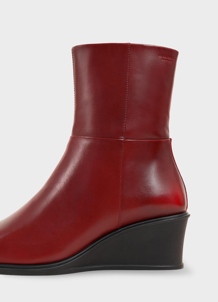 Aino boots Red brush-off leather