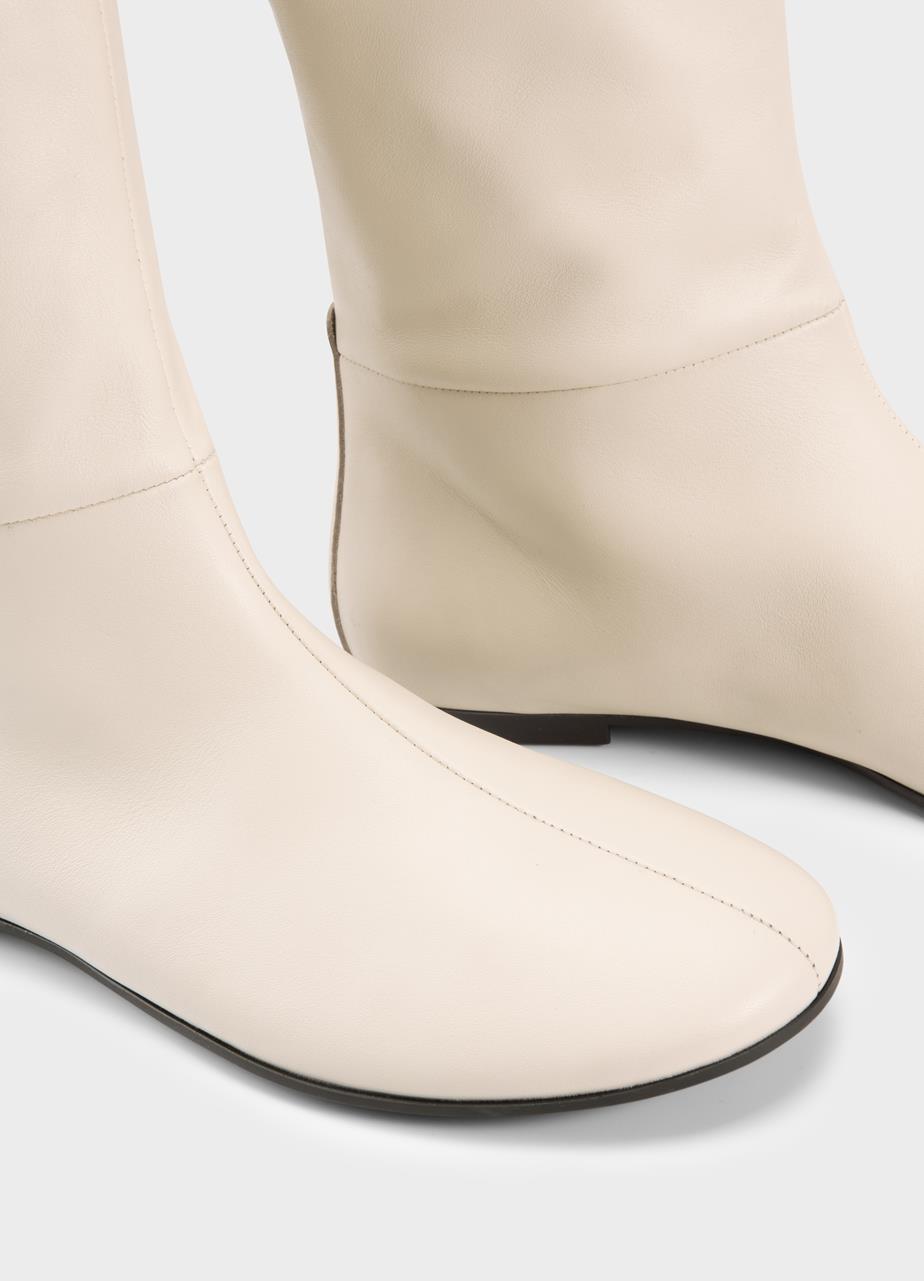 Aleya ψηλεσ μπότεσ Μπέζ, Δερμα