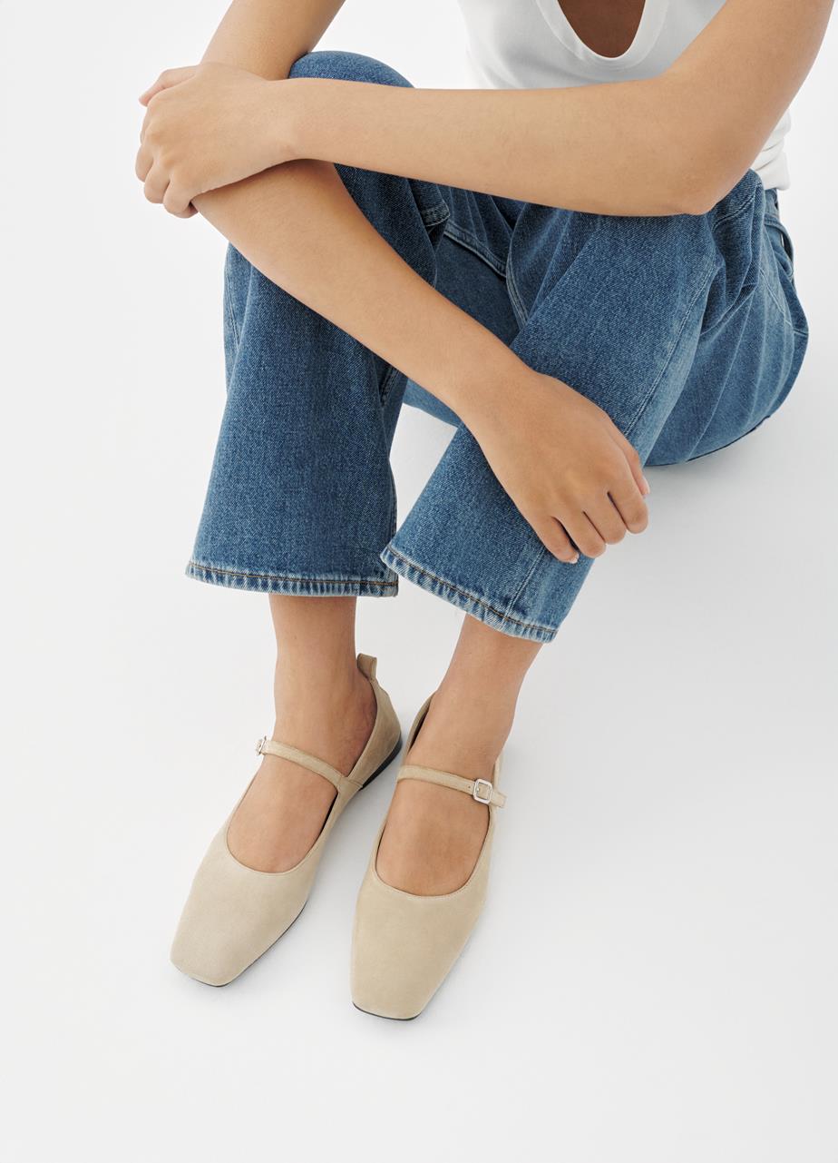 Delia Beige, Suede