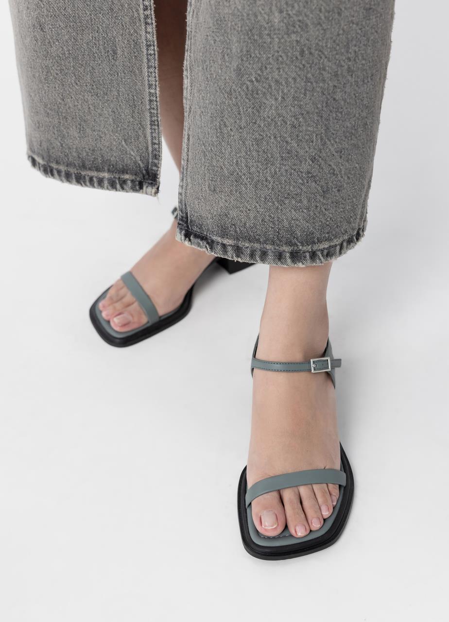 Ines sandaler Ljusblå läder