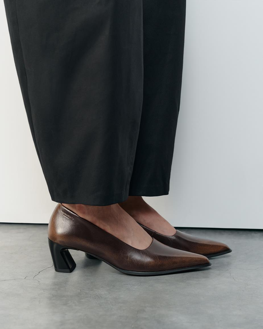 Ilona pumps Bruin, Brush Off