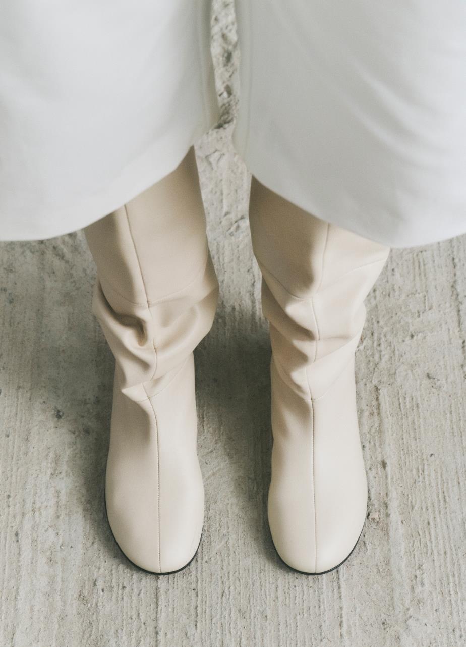 Aleya ψηλεσ μπότεσ Μπέζ, Δερμα